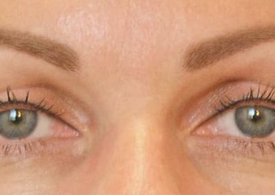 Augenbrauen-Auffüllung und feiner Lidstrich am Oberlid